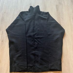 Turtleneck sweater in black, worn once. Great quality and fabrics.